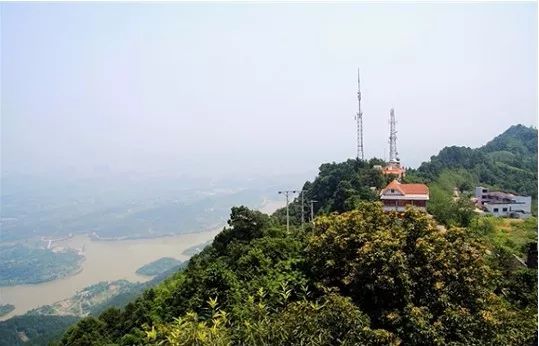 巴岳山古称奴昆山,因峰顶巨石形似香炉,又名炉峰山