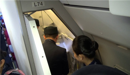 飞机上的卫生间是不可少的,这也是人性化的设施,飞机卫生间最早出现在