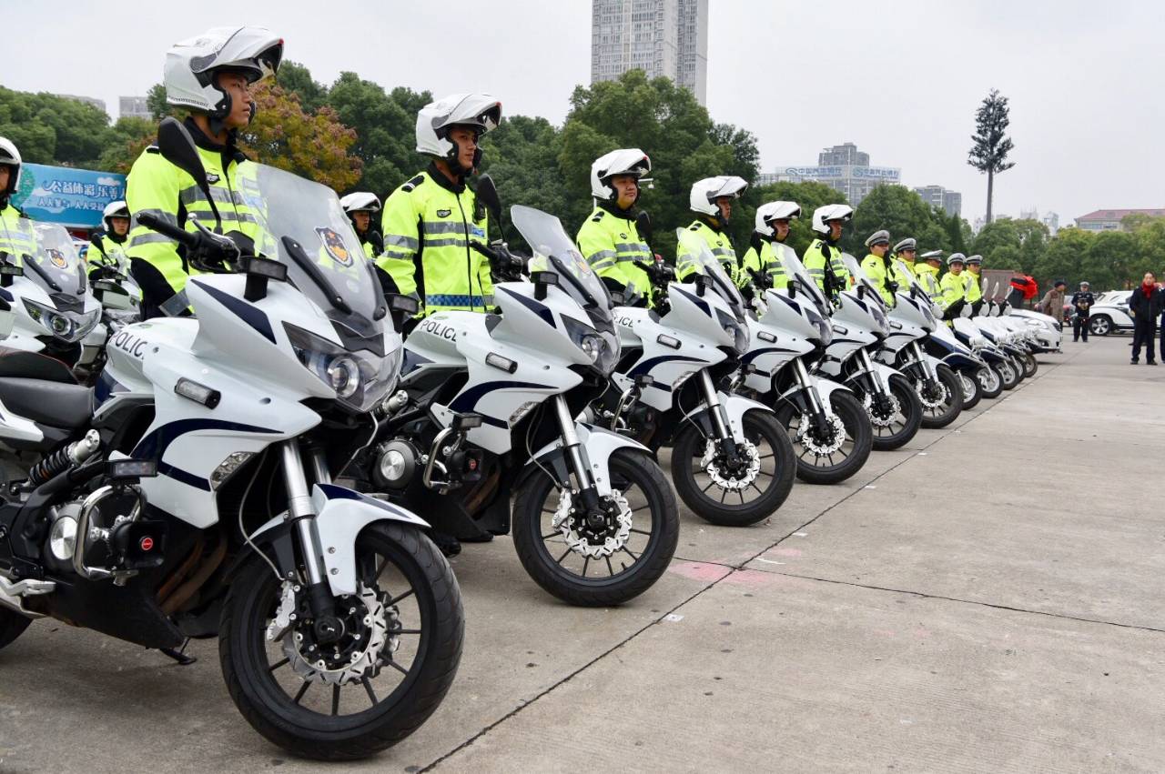 同时,常德市公安局交警铁骑中队正式启动,50名警力及50台警用摩托车