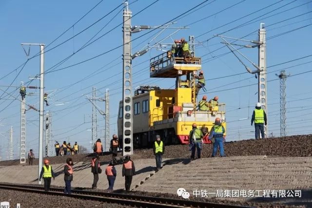 中铁一局电务公司平齐铁路电气化改造工程首段接触网送电成功