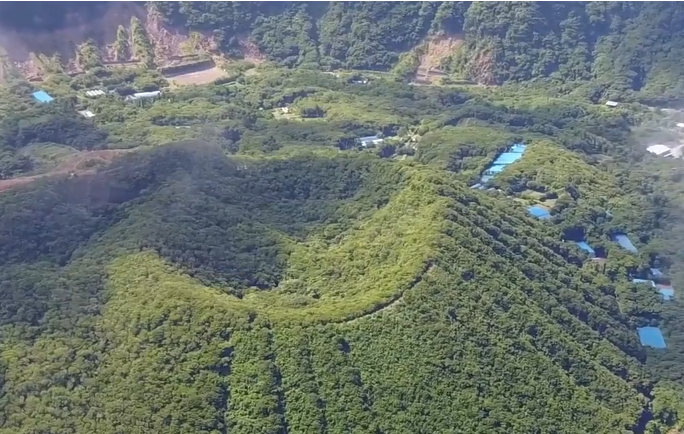 修建在火山口上的日本村庄,进出需要直升机接送,曾禁止女性入岛