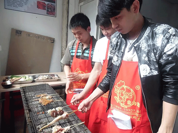 时不时的给肉串翻身,均匀受热,中间烤的过程中,出的油滴在炭火上可能