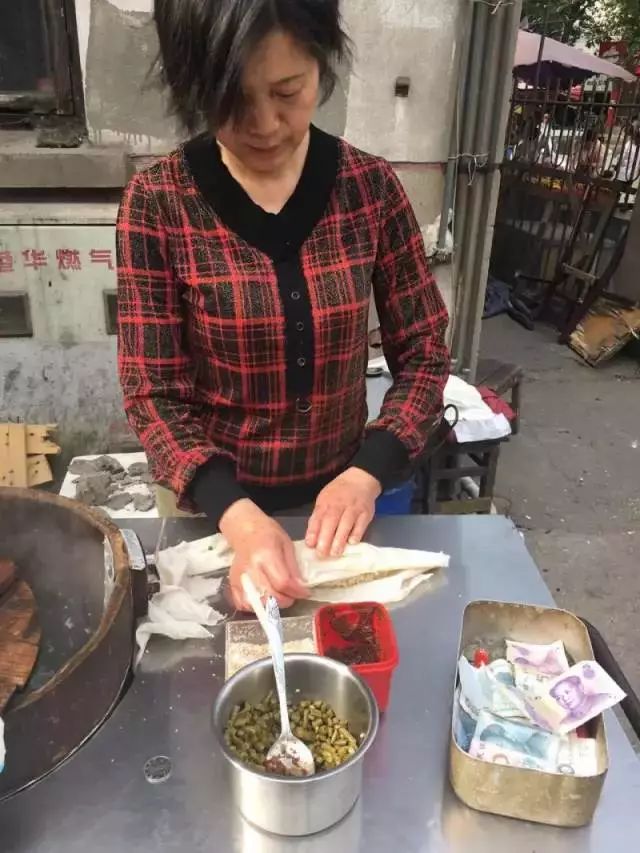 小學的時候就是他家和對面包子店還有小李湯包輪流吃說不上味道有多好