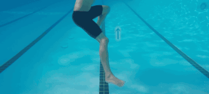 这种姿势踩水最重要的时刻,你的脚掌翻地越远,你接下来的蹬腿就越大力