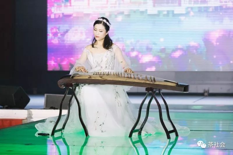 茶社会音乐:江天一色无纤尘 皎皎空中孤月轮 古典美女古筝弹唱版