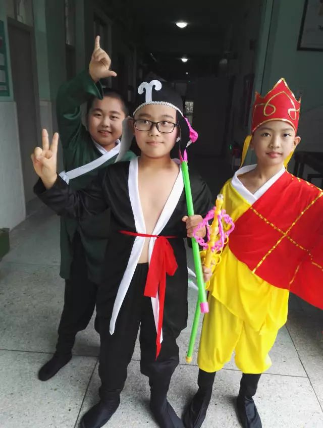 小学生cosplay书中人物图片