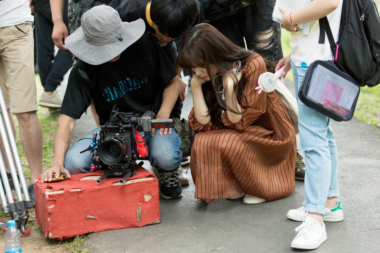 与张翰,朴敏英合作的古装剧《锦衣夜行,饰演女二号俏丽小郡主徐茗儿