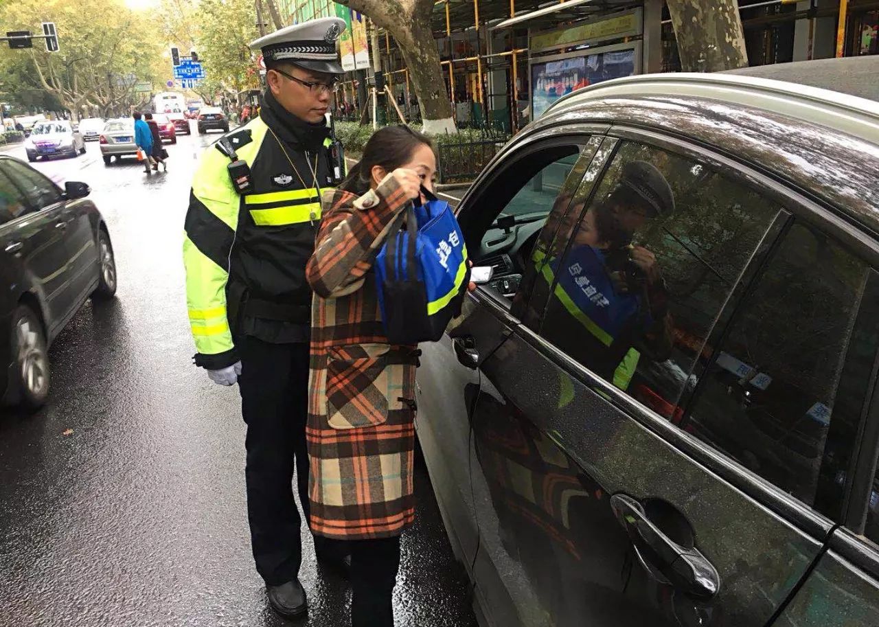 派出鐵騎中隊的帥氣交警,和交通臺多路記者,主持人,在全市開展