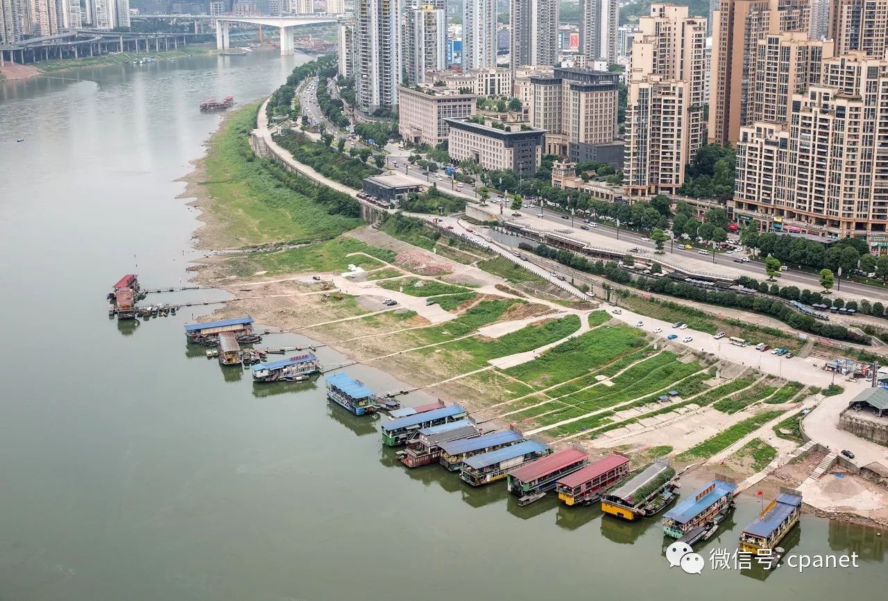 中國重慶北濱路,停在江邊的漁船,市民可以在船上吃魚和休閒.