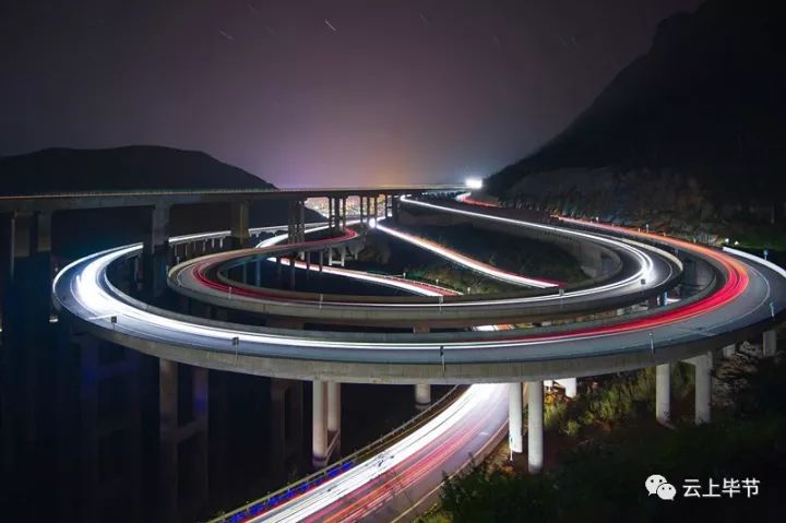 毕威高速公路上的赫章立交桥(杨元德摄)如果说高速公路是地方经济社会