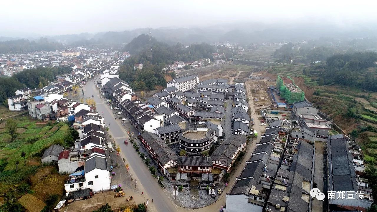 青树镇位于南郑城区以南9公里,地处南湖,红寺湖和大汉山的中心地带