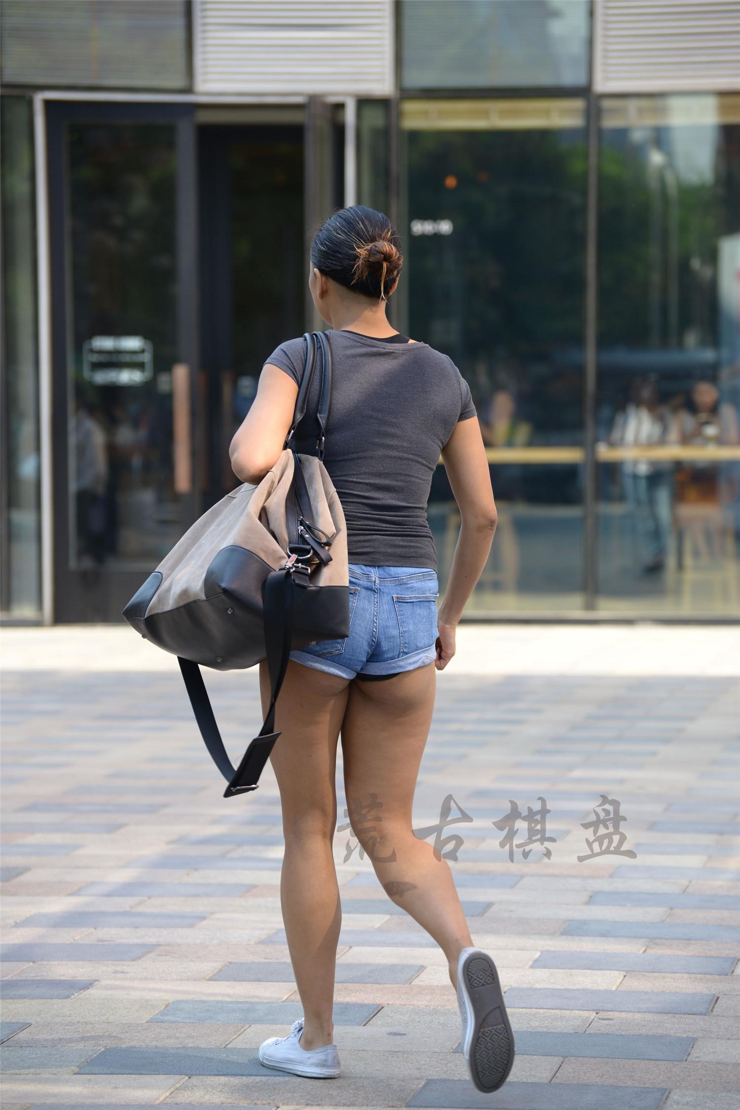 街拍:洋人小姐姐出行逛街,穿这么短的热裤秀自己,路人是不是该回避一