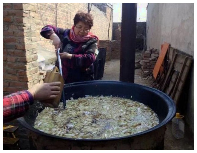 農村酒席最受歡迎的大鍋菜分分鐘被搶,但看完這食材我卻吃不下