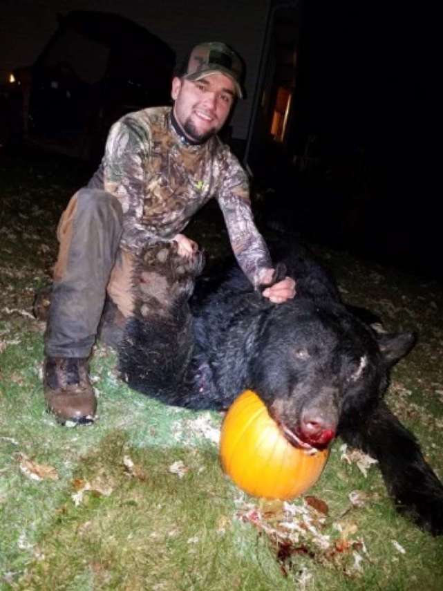 猎手寻熊13年如愿猎杀巨熊,要将其做成标本
