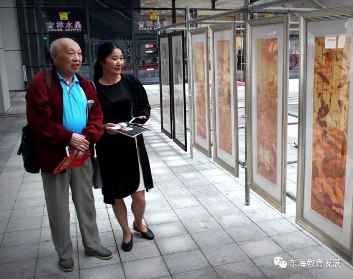 曹明凤走进连云港版画作品暨东海县第二届教师艺术作品联袂登场