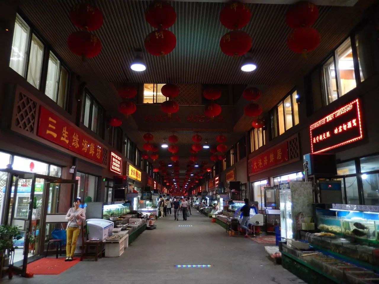 墟沟海鲜一条街连云港人:白天的孔望山是游客的天下,晚上的山脚广场可