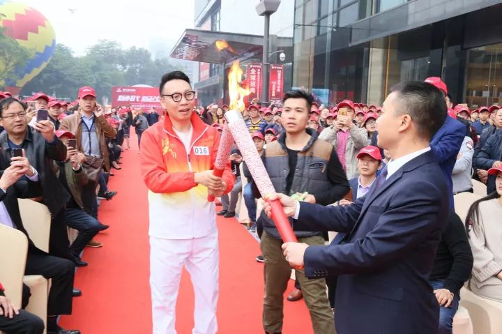 终棒由集团董事长梁董和品牌总经理李总共同点燃传承之火时代新声,大