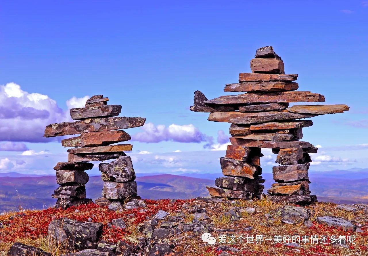 广葇的北方苔原上,这是因纽特人竖起的做标志,指路的石堆inukshuk.