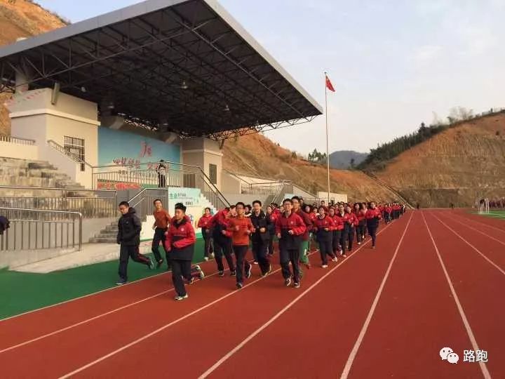 丽水遂昌育才中学这个班主任带着全班一起跑马拉松!