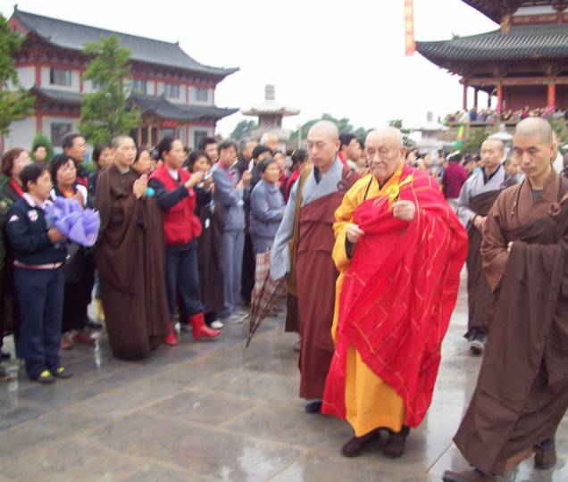 1950年,正值青壮年的梦参法师,在四川甘孜时因不愿意放弃僧人身份被捕