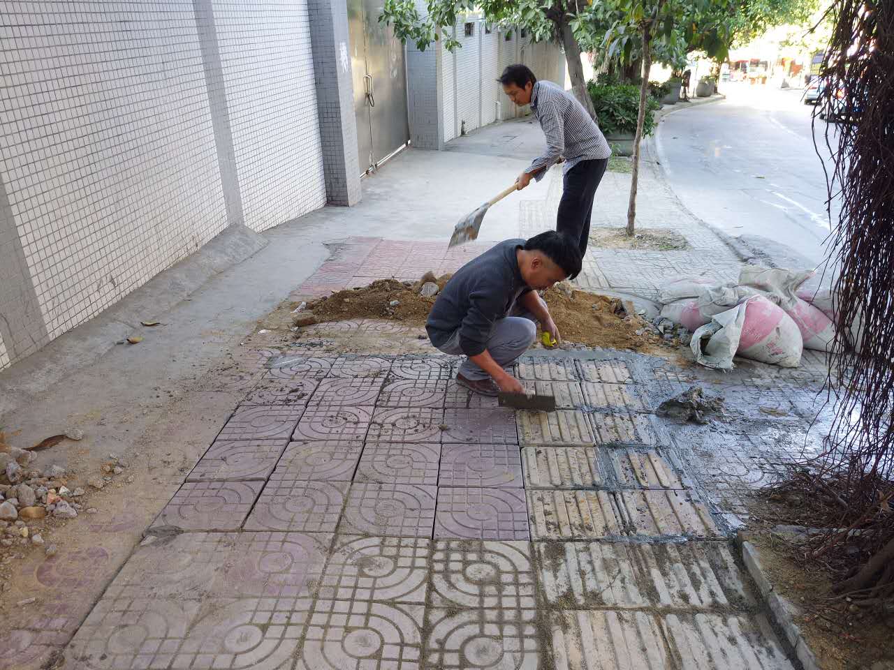 攀枝花市第39小學附近人行道地磚破損,存在安全隱患!