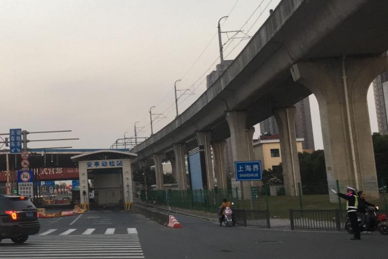 兆丰路与曹安公路交界口,路西侧是江苏,路东侧是上海(王潇 摄)