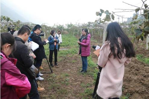 产学研基地内,贵州省山地资源研究所环境与水土保持研究室主任李苇洁