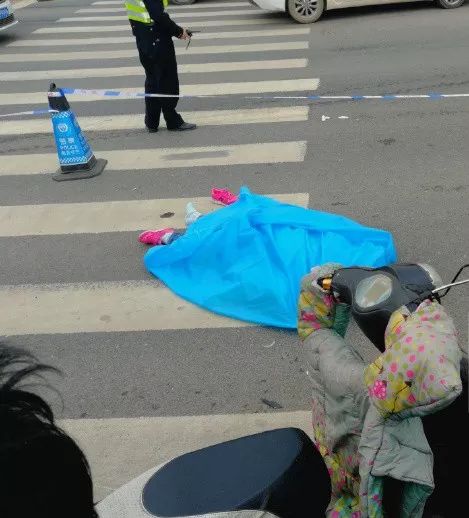 车祸年轻女子死亡现场图片