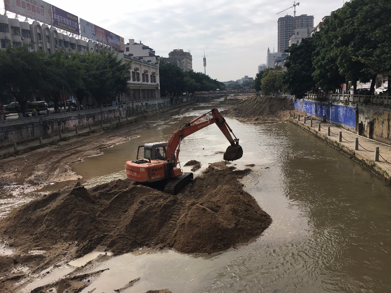 今天九洲江的河道清淤工程動工瞭然而