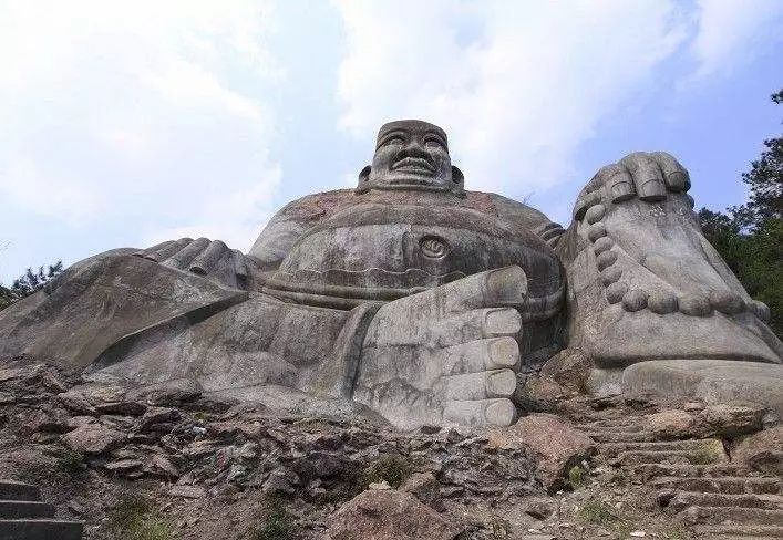 落鶴山距東陽市區18公里,石階蜿蜒,溪水潺潺,松柏夾道,千巖競奇.