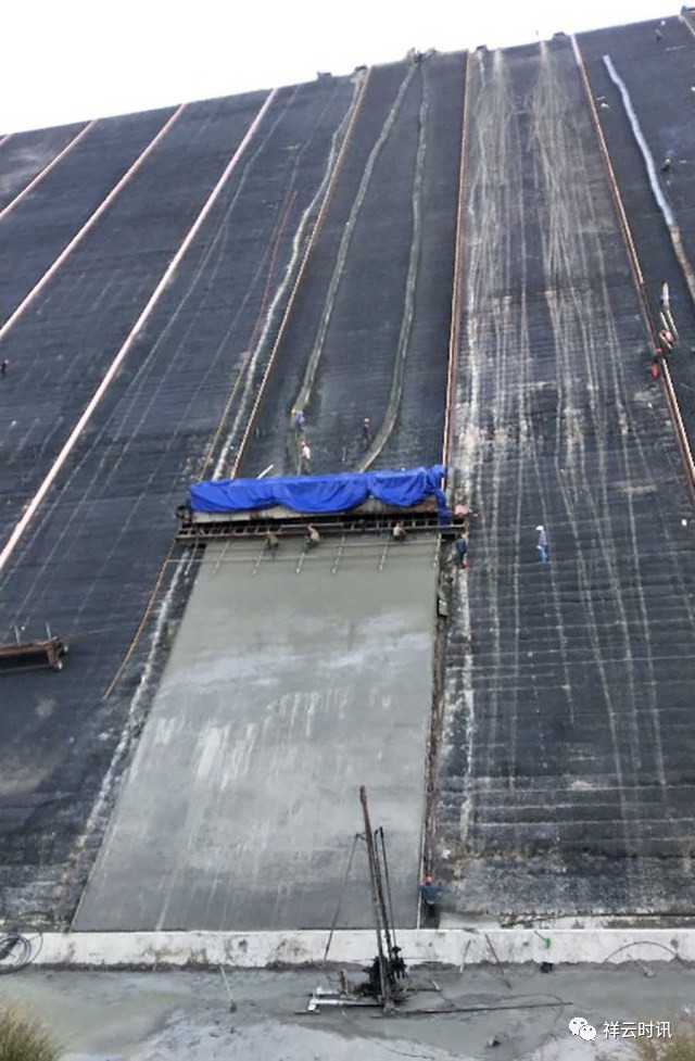 11月27日上午09:00,祥云县清水河水库工程大坝混凝土面板开始浇筑,整