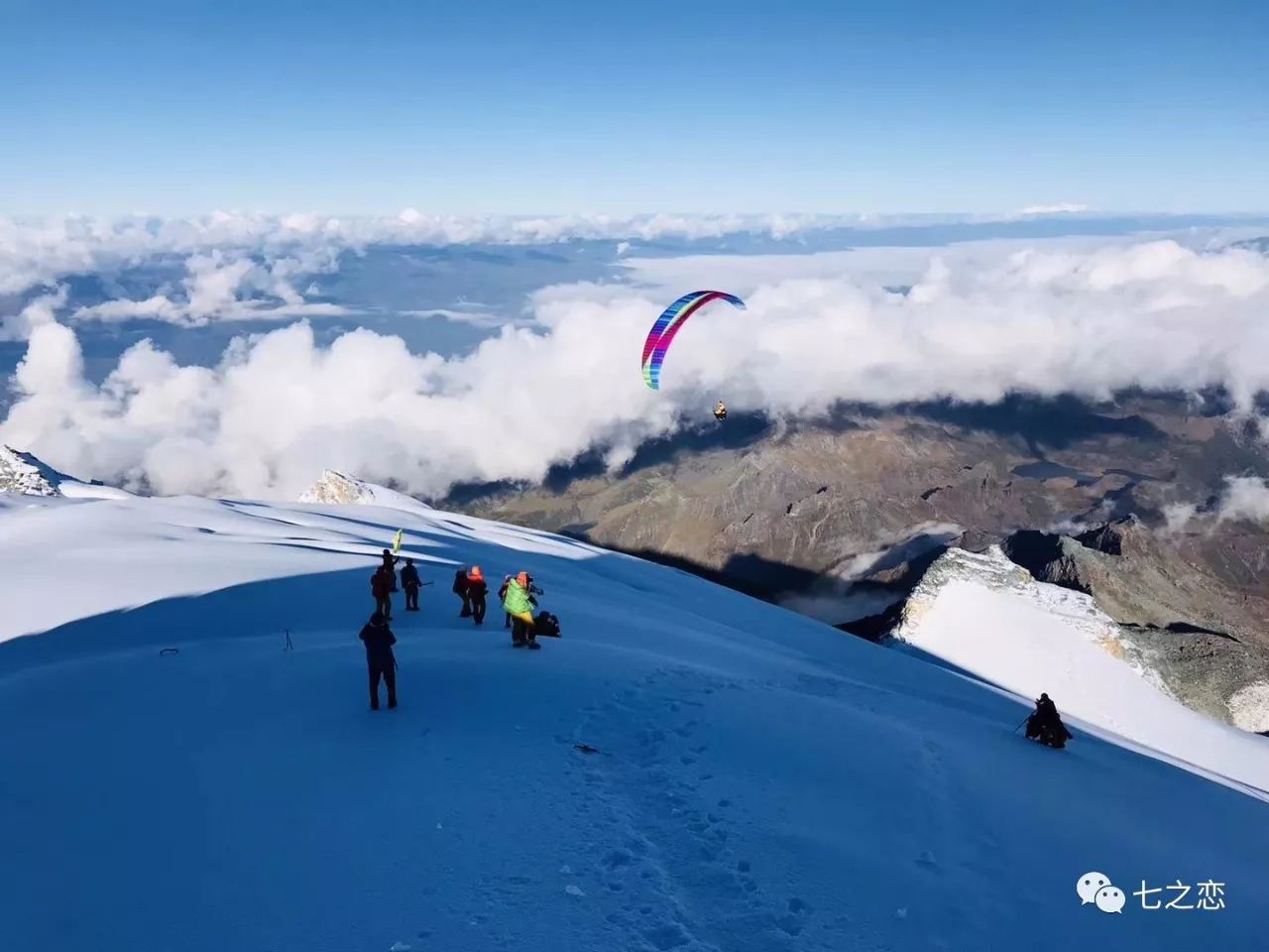 獲得金犀牛獎飛越四姑娘山的滑翔傘國家隊教練元林朝以及黃山宏村滑翔