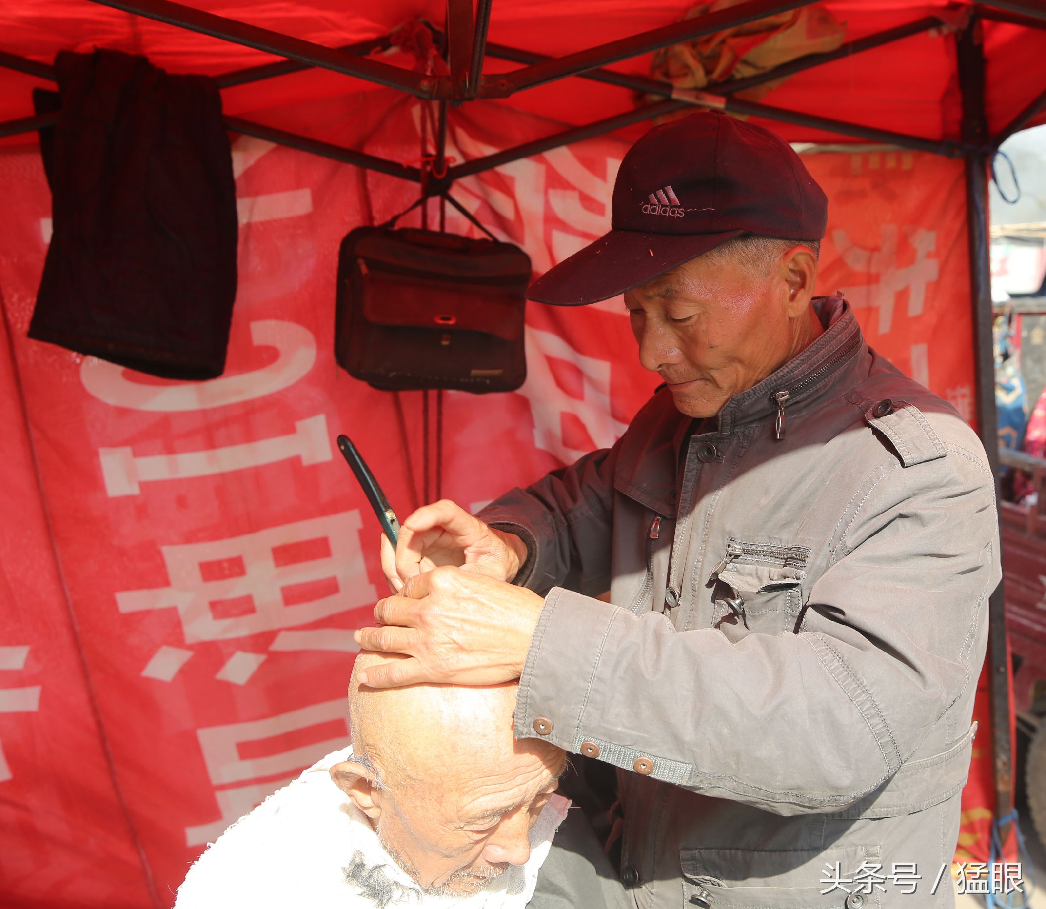 10餘名老人露天剃頭修面五元一位年輕人嫌不上檔次再便宜也不理