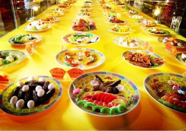 著名的清宫廷宴席菜肴满汉全席,仅此一桌的冷热大菜就有120余种