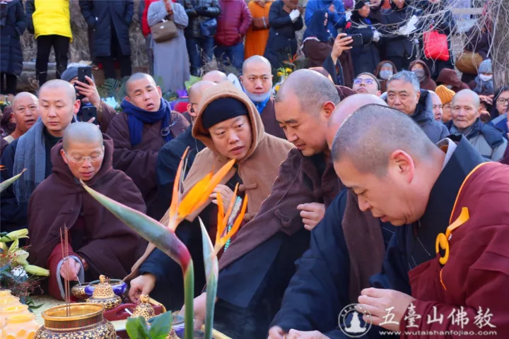 法師舉火說法2017年12月2日,夢參長老圓寂封龕儀式在五臺山真容寺舉行