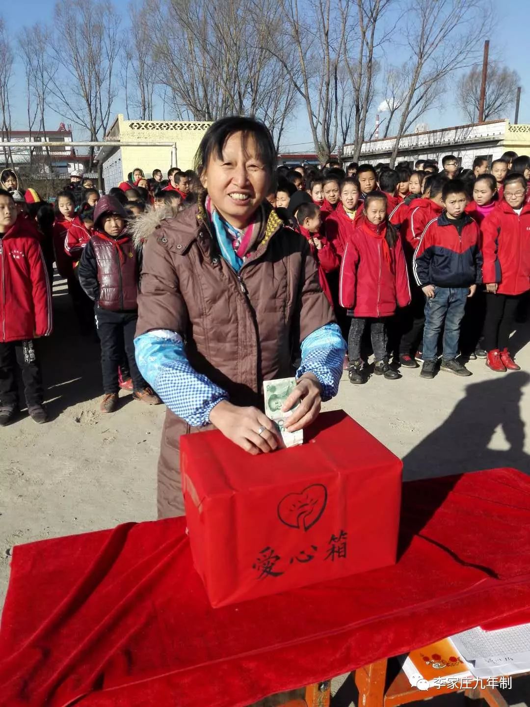 接着,教师代表将全体教师所捐款投入捐款箱,各班学生代表将班级所捐款