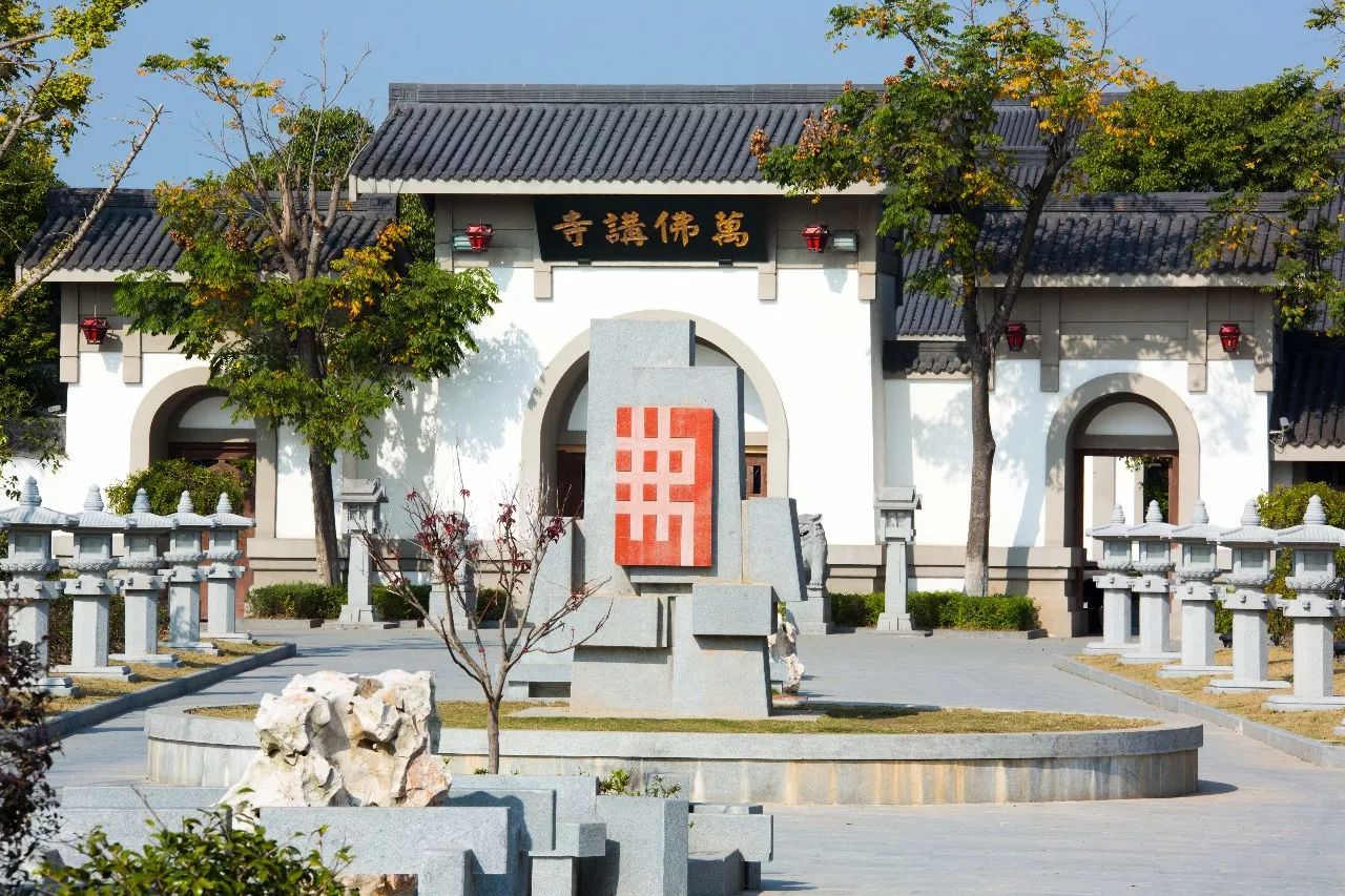 寺庙由著名建筑设计师俞宗翘主持设计,根据旧厂房改建.