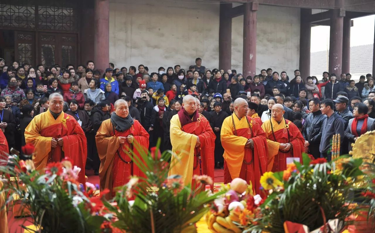 主法廬江縣青蓮禪寺萬果法師(右一)和縣開聖寺住持定妙法師(左二)和縣