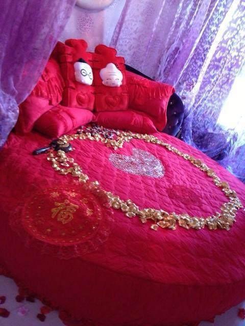 我农村婚房婆家布置的婚床太喜庆了到处都是红色