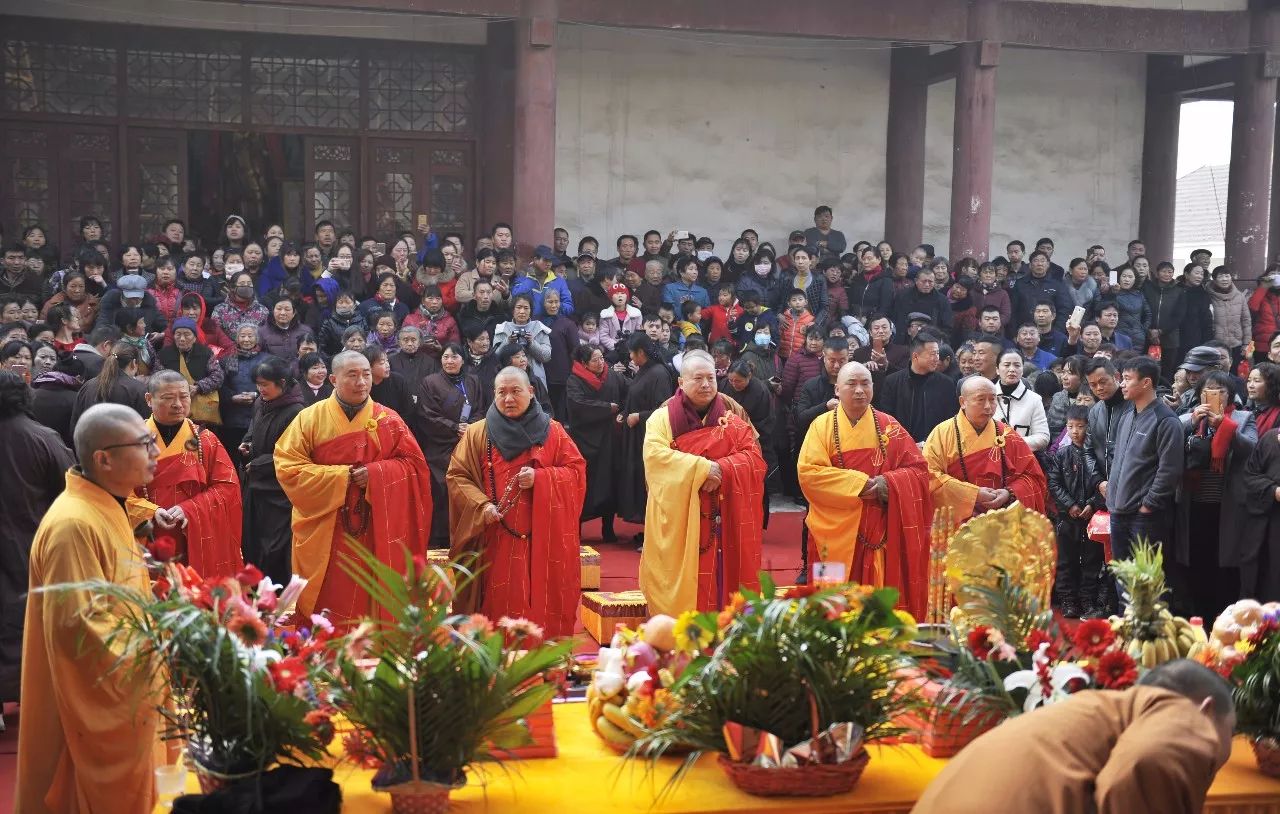 主法廬江縣青蓮禪寺萬果法師(右一)和縣開聖寺住持定妙法師(左二)和縣