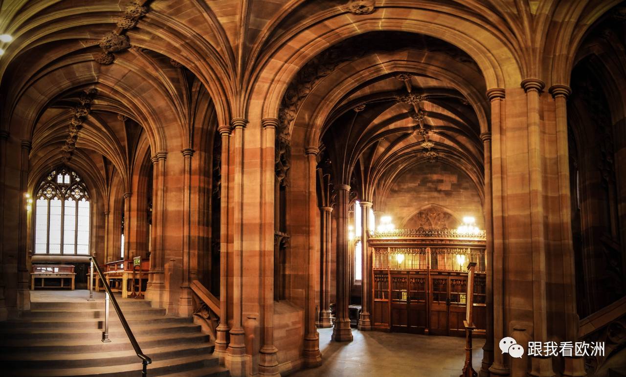 这座属于曼彻斯特大学的图书馆,被称为图书圣堂,是全球范围收藏罕见