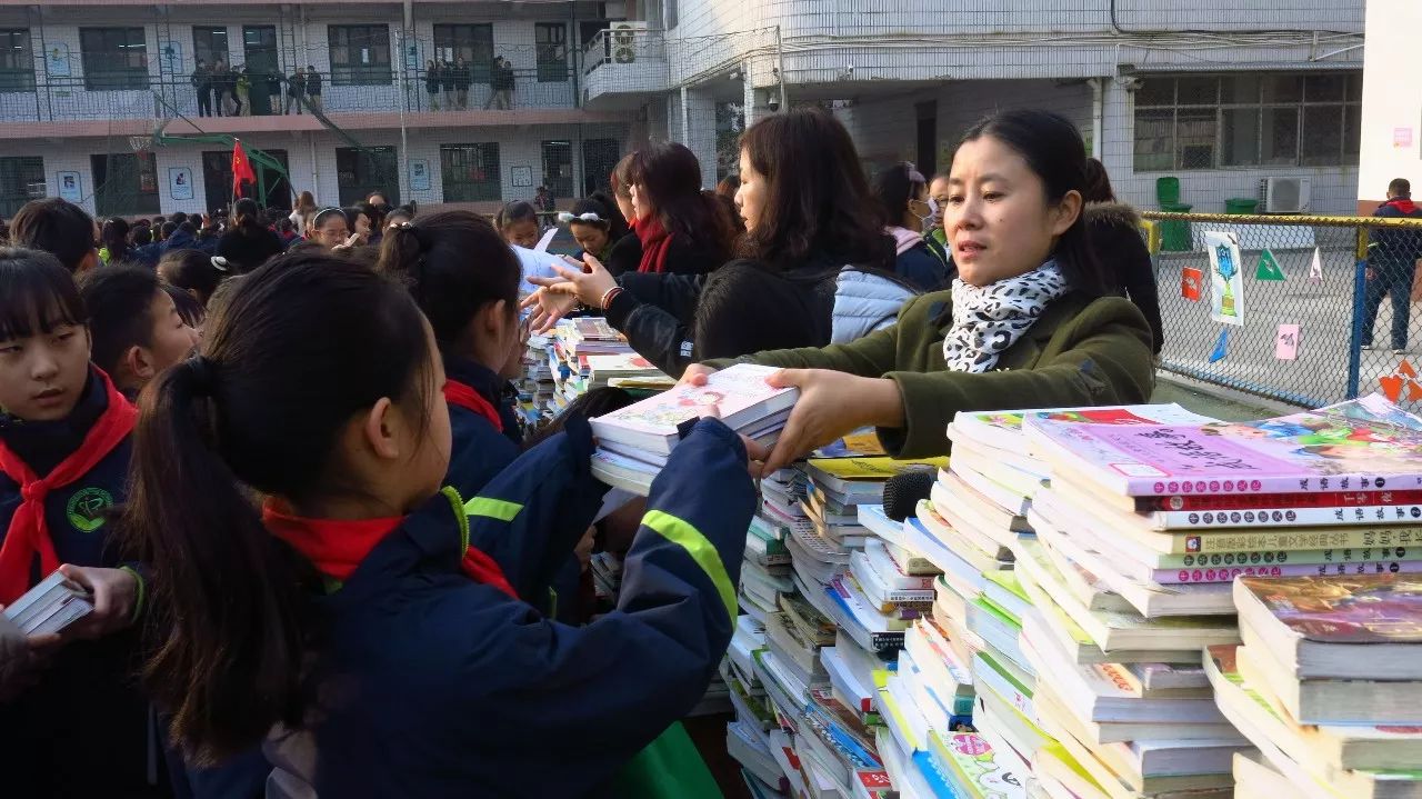 冬日暖阳我们在行动北塘实验小学携手渭南荣耀网为山区孩子捐书活动