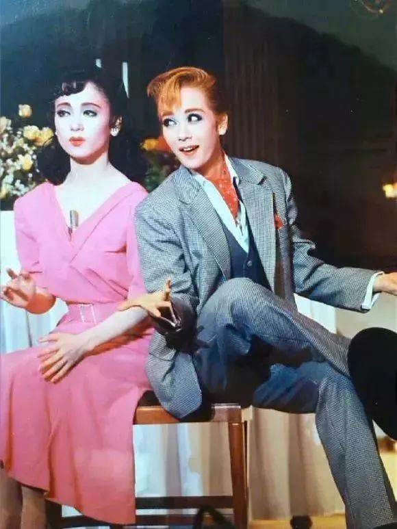 涼風真世,紅極一時的寶冢男役,第67期學生,1991年開始擔任主演男役.