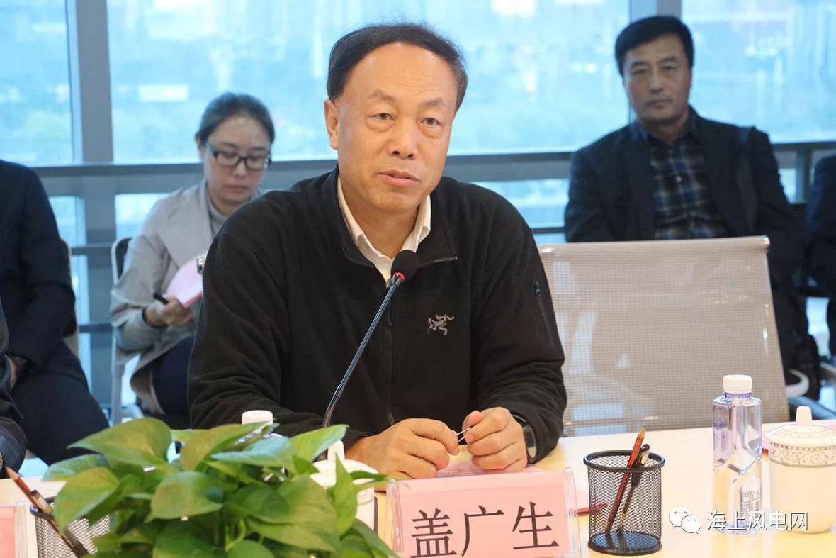 中国太平洋学会副会长兼秘书长盖广生,宣读关于同意成立中国太平洋