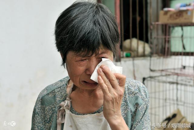 媳婦兒嫌棄農村婆婆說話土,堅持自己帶孩子,自顧玩手機惹悲劇