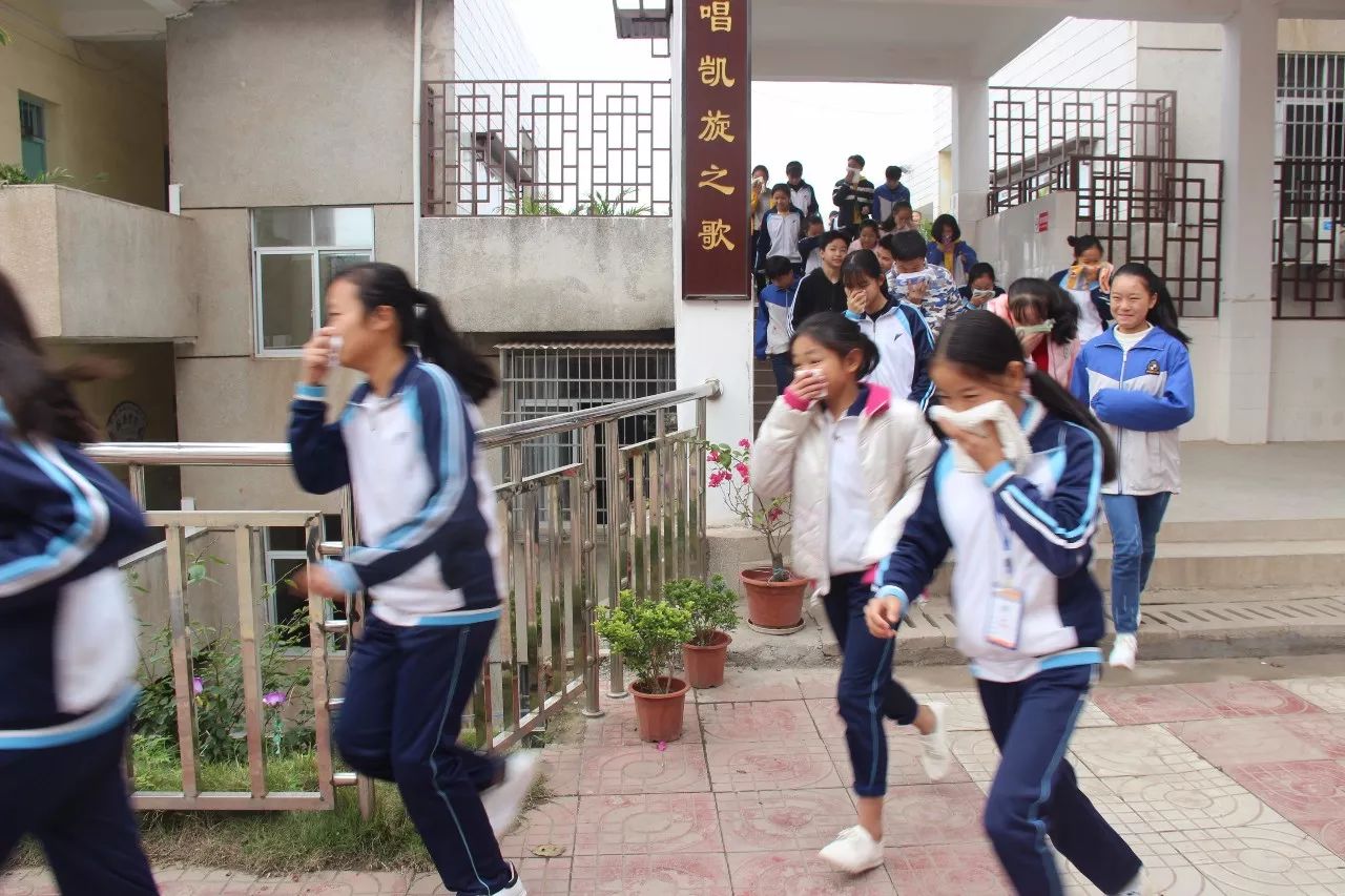 活動掠影消防科普知識進校園章貢區大隊走進水西中學沙石中學