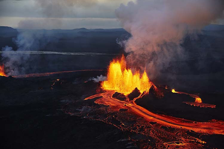 日至2015年2月27日持续喷发,是冰岛自1783年以来,最大规模的火山喷发