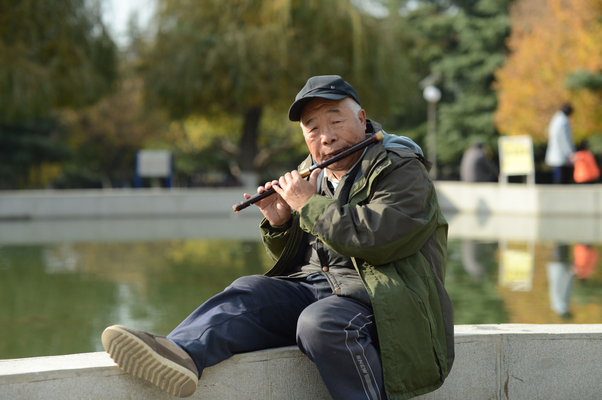 橫吹一首老曲《姑蘇行》,帶著老人走進歲月的深處.