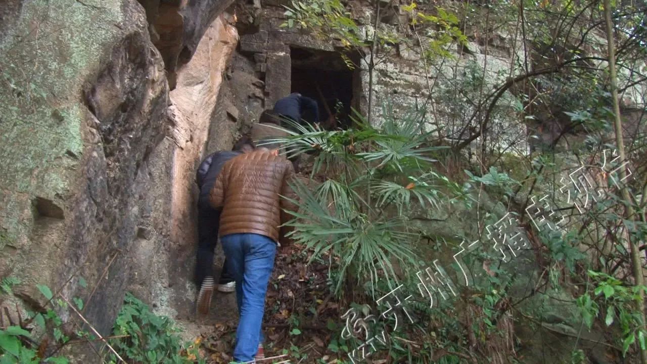 昨天(12月3日 开州区文化部门 在开州区白桥镇桂花村的绝壁上 经现场