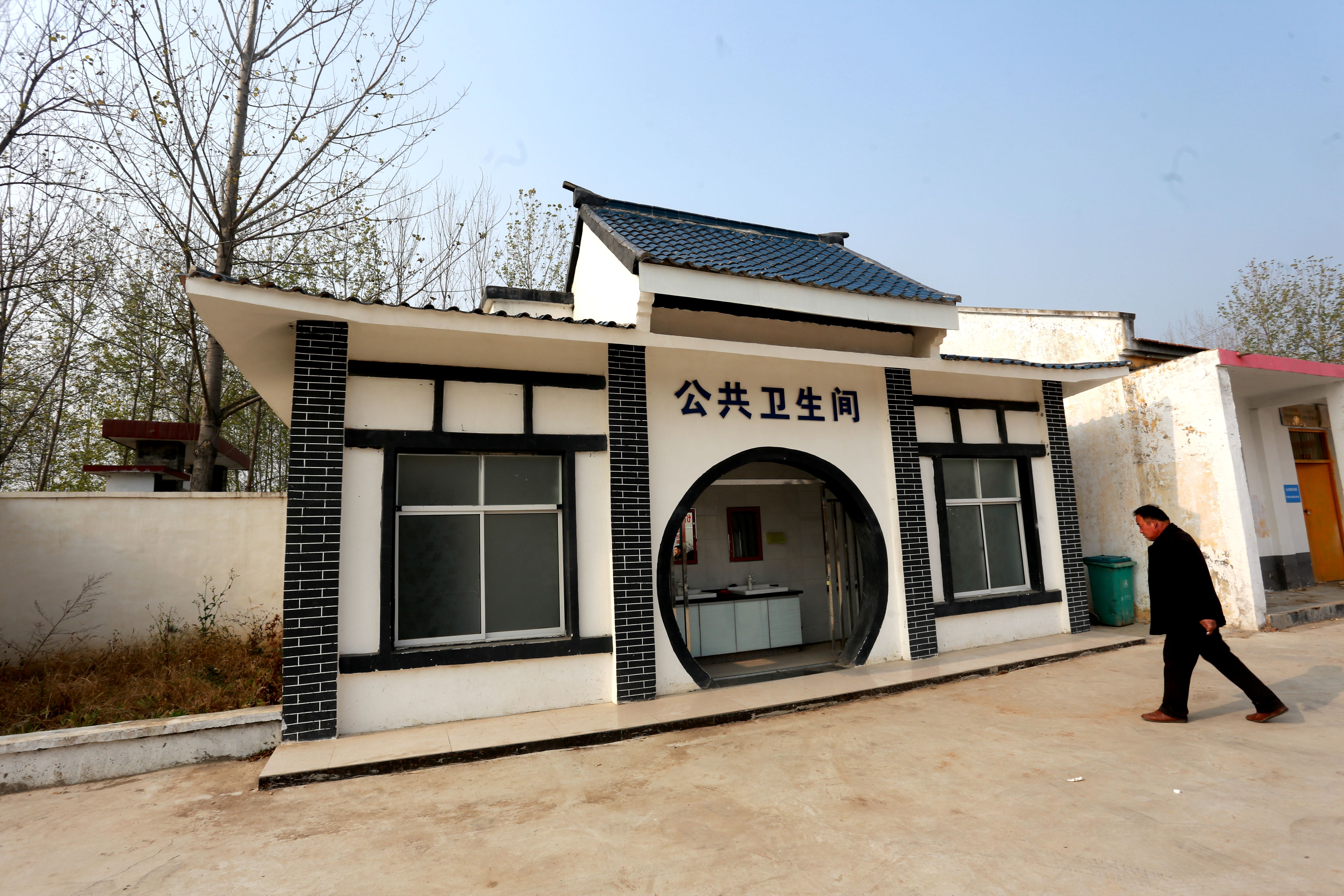 12月4日下午,记者走进太丘镇吴圩村的一处公共卫生间,循环播放的轻